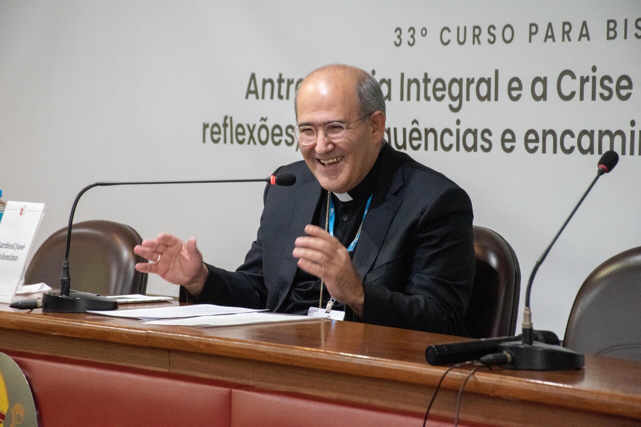 Cardeal Tolentino em sua conferência no Curso para os Bispos.