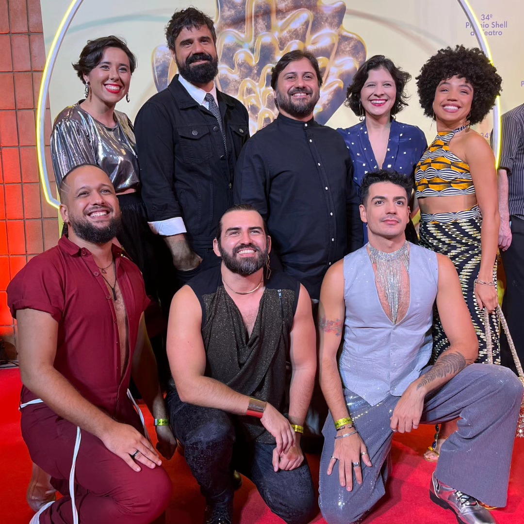Vincius Baião (em pé ao centro) com os membros da Cia Cerne no cerimônio do Prêmio Shell.
